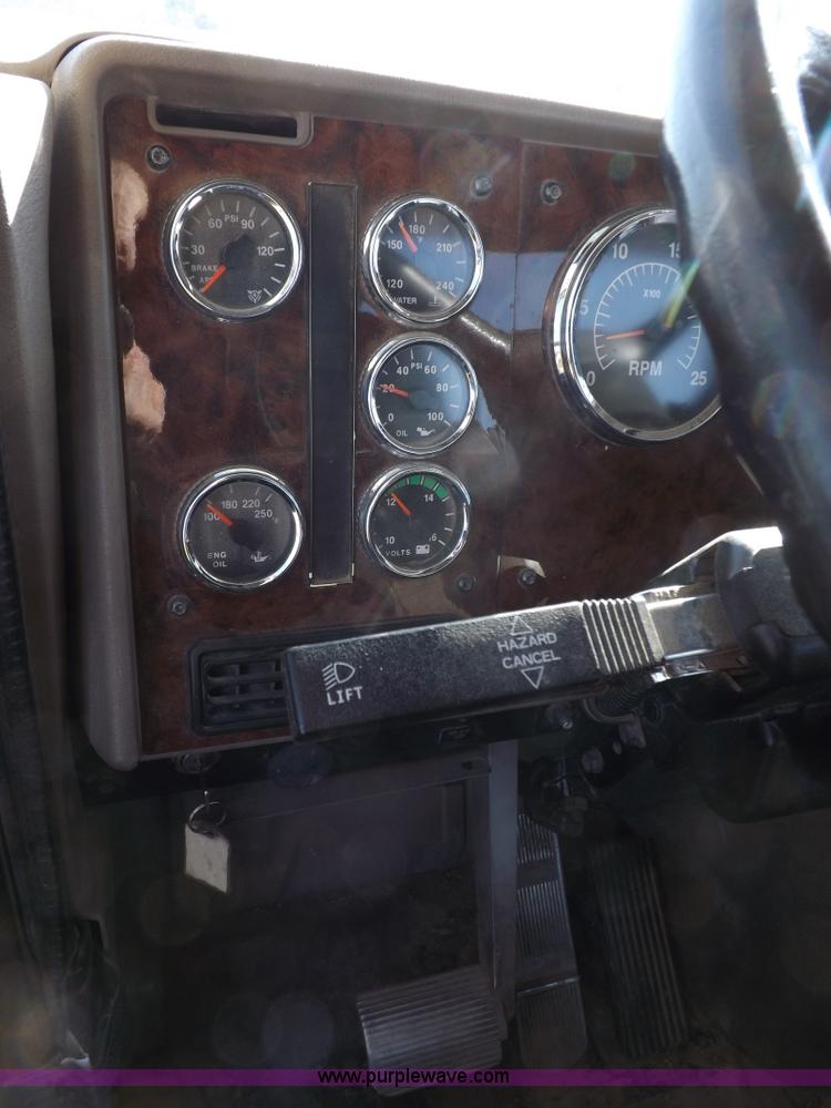 image for item I8352 2005 International 9200i semi truck