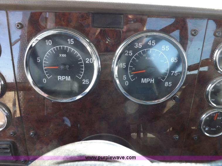 image for item I8352 2005 International 9200i semi truck