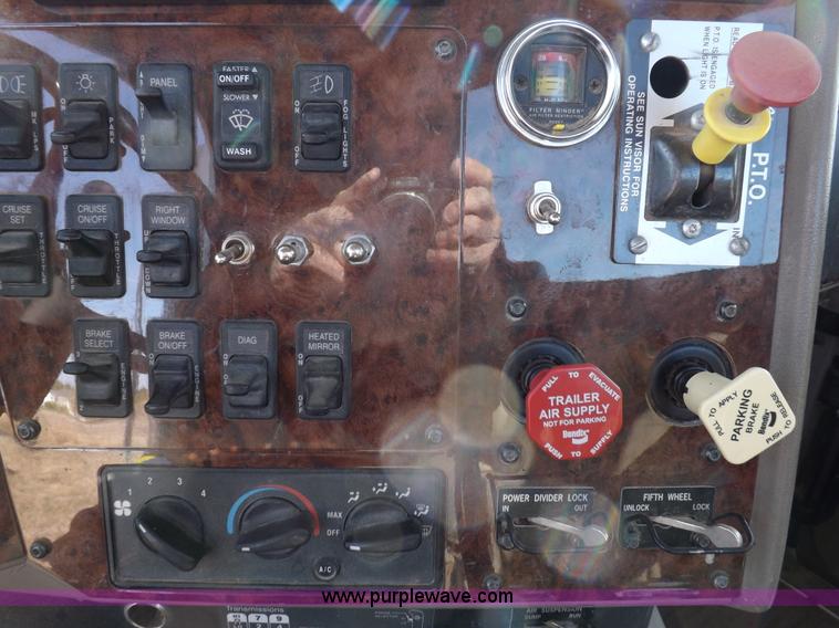 image for item I8352 2005 International 9200i semi truck