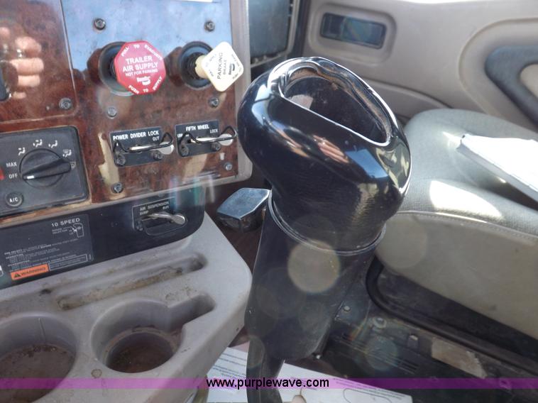 image for item I8352 2005 International 9200i semi truck