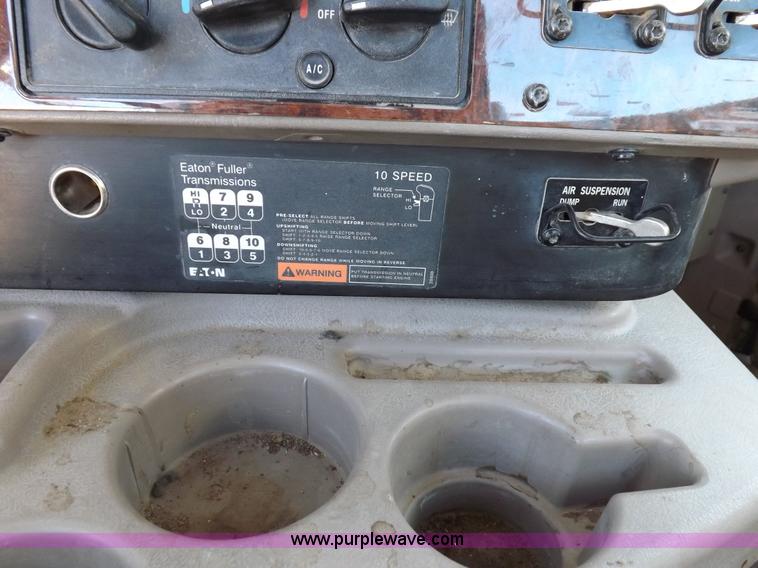 image for item I8352 2005 International 9200i semi truck