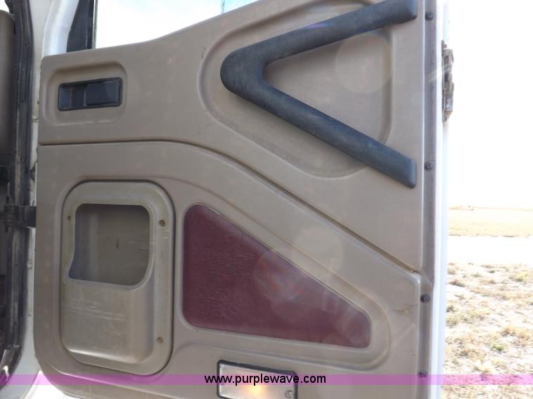 image for item I8352 2005 International 9200i semi truck