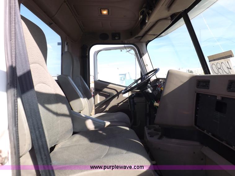 image for item I8352 2005 International 9200i semi truck