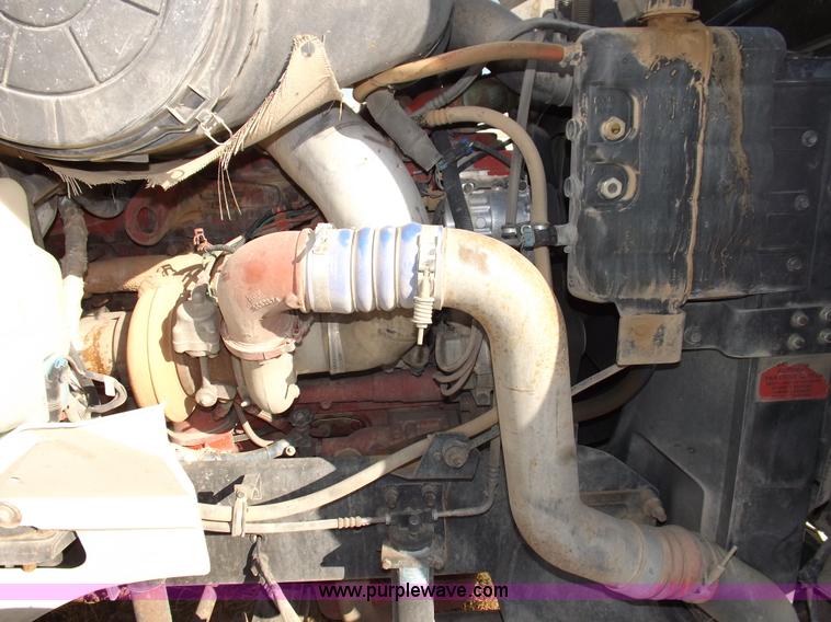 image for item I8352 2005 International 9200i semi truck