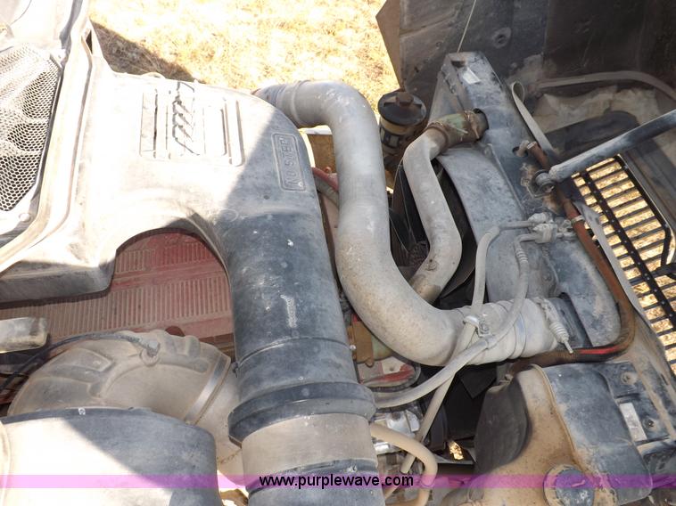 image for item I8352 2005 International 9200i semi truck