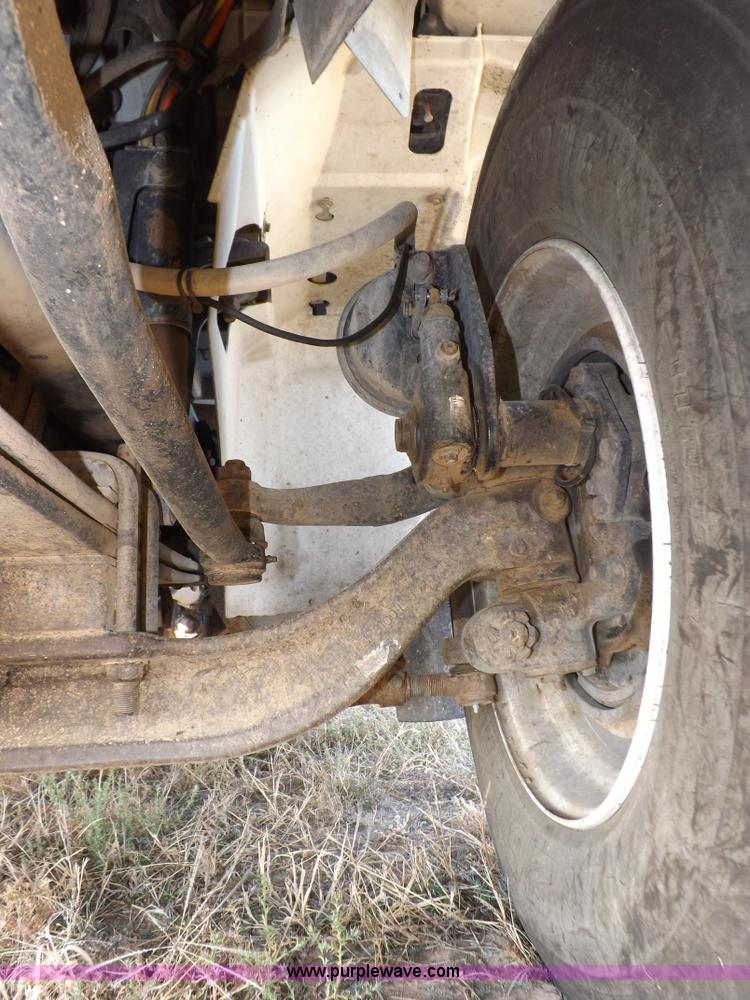 image for item I8352 2005 International 9200i semi truck