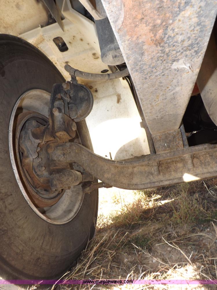 image for item I8352 2005 International 9200i semi truck