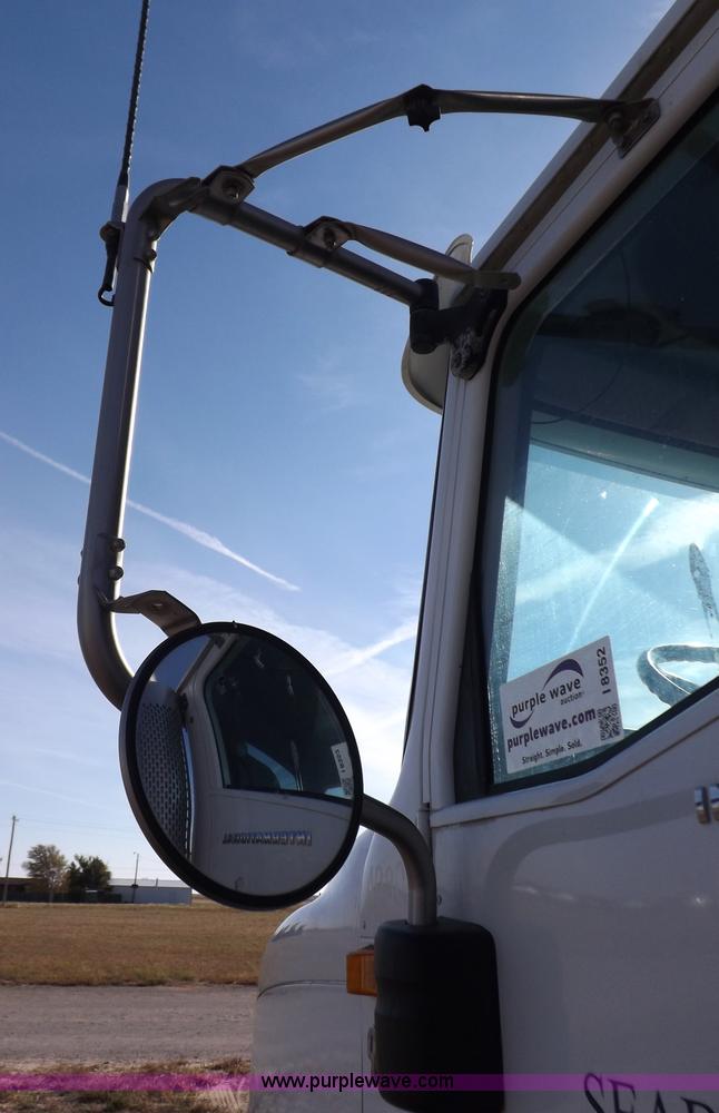 image for item I8352 2005 International 9200i semi truck