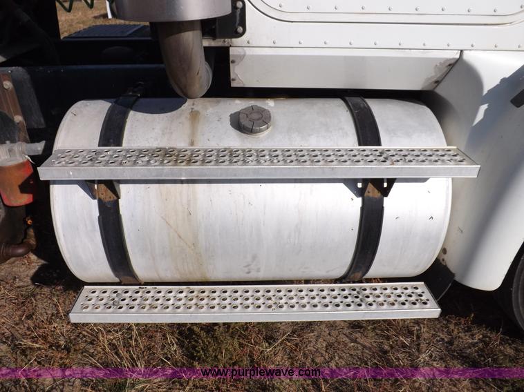 image for item I8352 2005 International 9200i semi truck