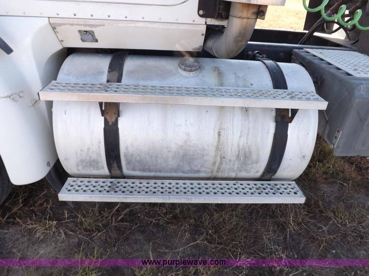 image for item I8352 2005 International 9200i semi truck