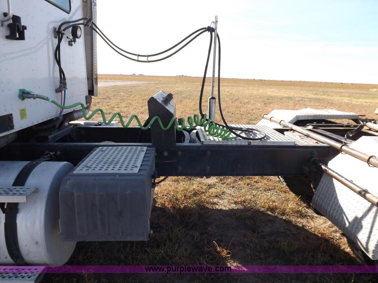 image for item I8352 2005 International 9200i semi truck