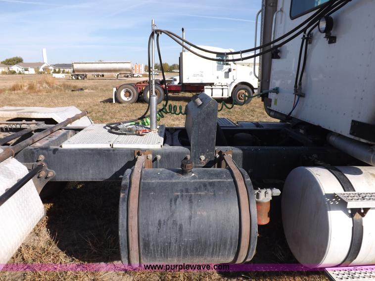 image for item I8352 2005 International 9200i semi truck