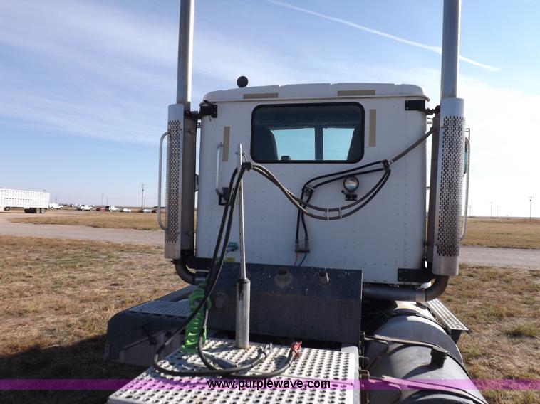 image for item I8352 2005 International 9200i semi truck