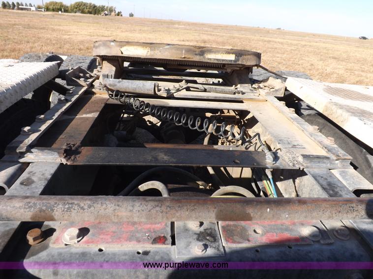 image for item I8352 2005 International 9200i semi truck