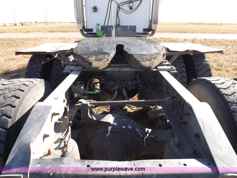 image for item I8352 2005 International 9200i semi truck