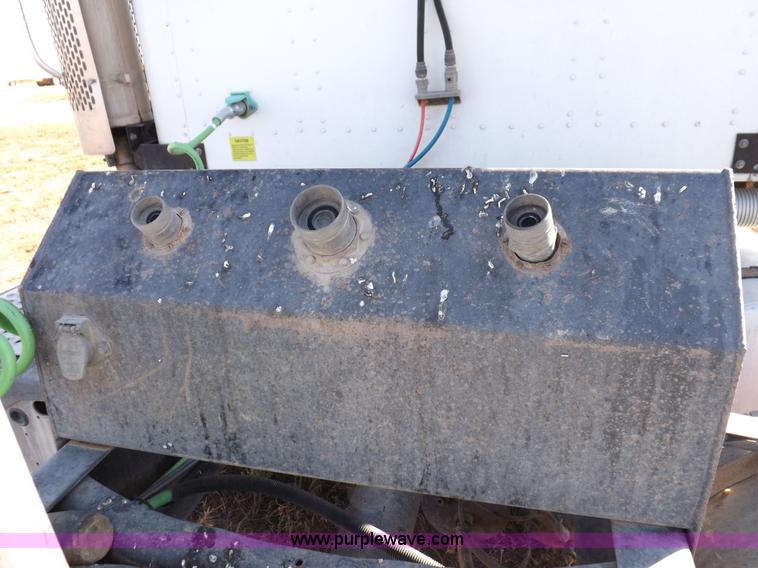 image for item I8352 2005 International 9200i semi truck