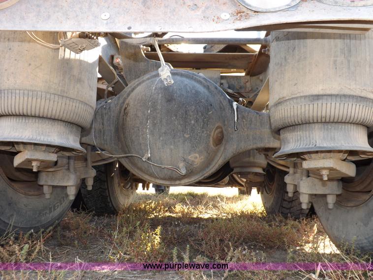 image for item I8352 2005 International 9200i semi truck