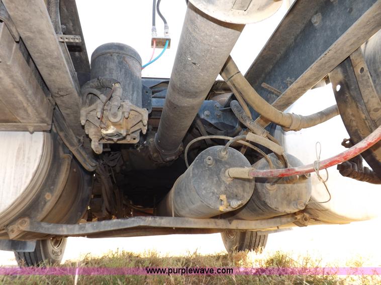 image for item I8352 2005 International 9200i semi truck