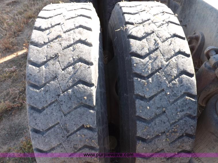 image for item I8352 2005 International 9200i semi truck