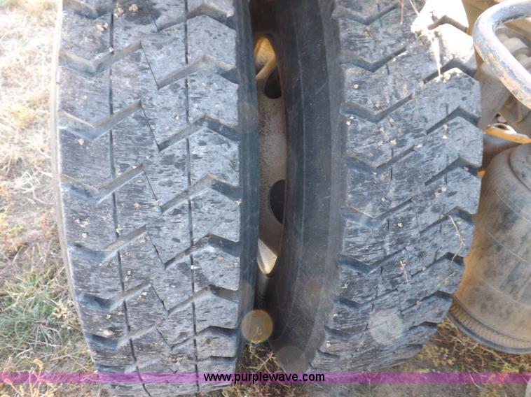 image for item I8352 2005 International 9200i semi truck