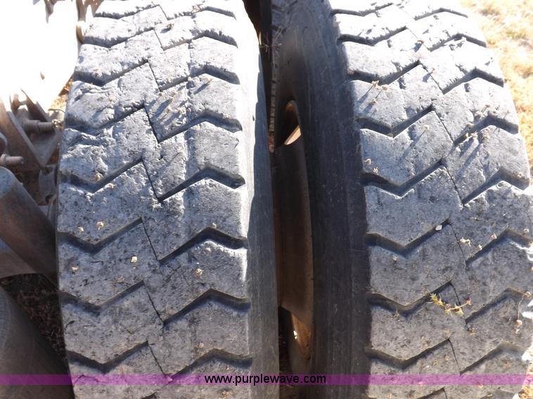 image for item I8352 2005 International 9200i semi truck