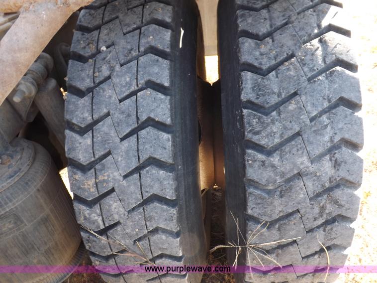 image for item I8352 2005 International 9200i semi truck