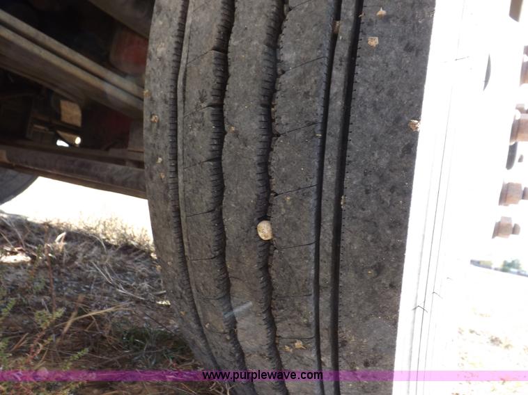 image for item I8352 2005 International 9200i semi truck