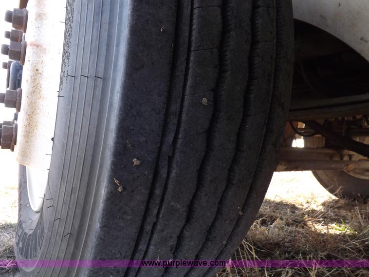 image for item I8352 2005 International 9200i semi truck