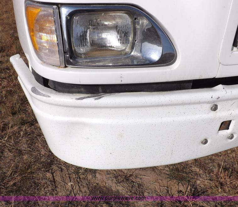 image for item I8352 2005 International 9200i semi truck