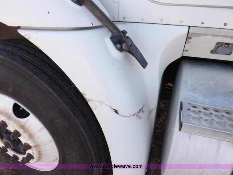 image for item I8352 2005 International 9200i semi truck