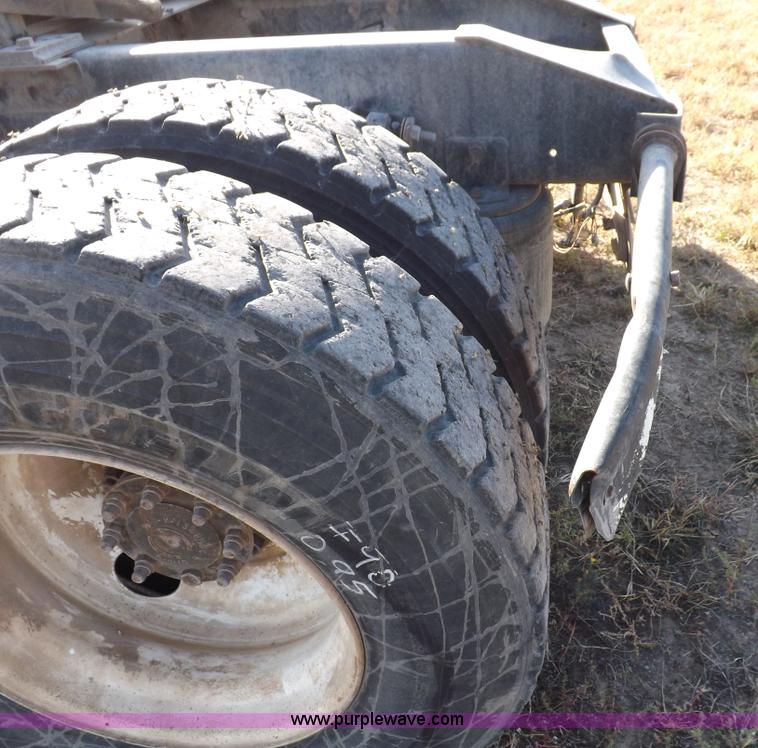 image for item I8352 2005 International 9200i semi truck