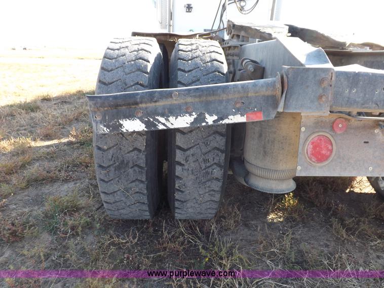 image for item I8352 2005 International 9200i semi truck