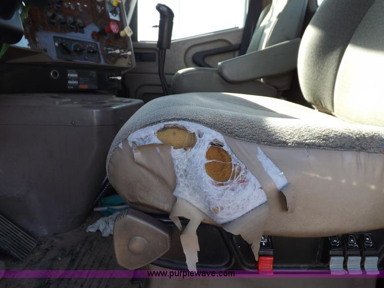 image for item I8352 2005 International 9200i semi truck