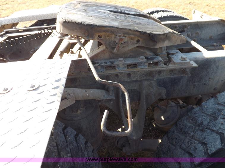 image for item I8352 2005 International 9200i semi truck