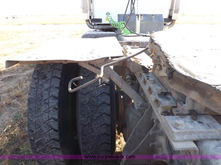 image for item I8352 2005 International 9200i semi truck