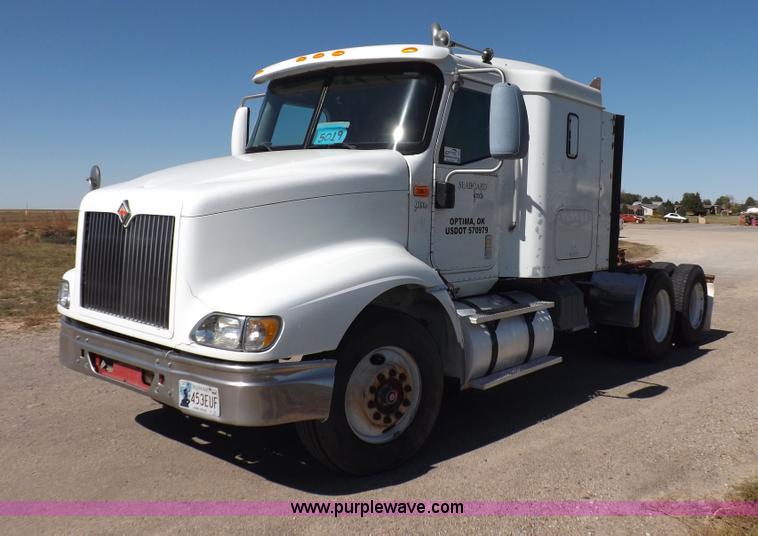 image for item I8391 2002 International 9200i semi truck