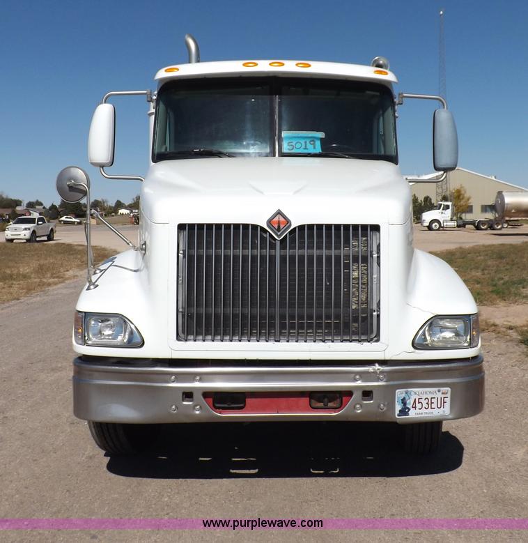 image for item I8391 2002 International 9200i semi truck