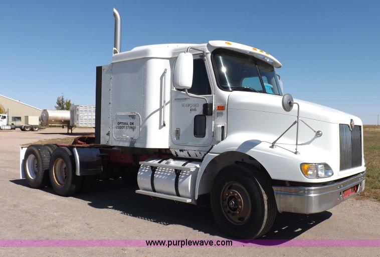 image for item I8391 2002 International 9200i semi truck