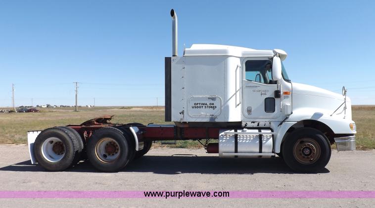 image for item I8391 2002 International 9200i semi truck
