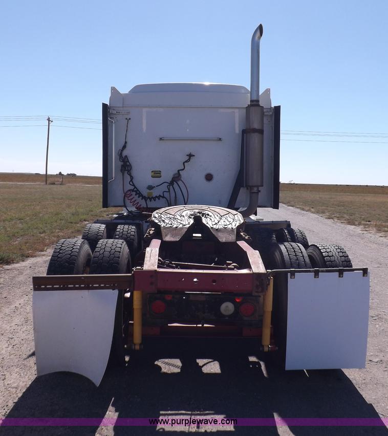 image for item I8391 2002 International 9200i semi truck