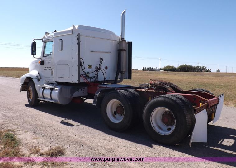 image for item I8391 2002 International 9200i semi truck