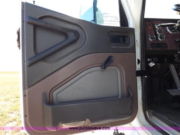 image for item I8391 2002 International 9200i semi truck