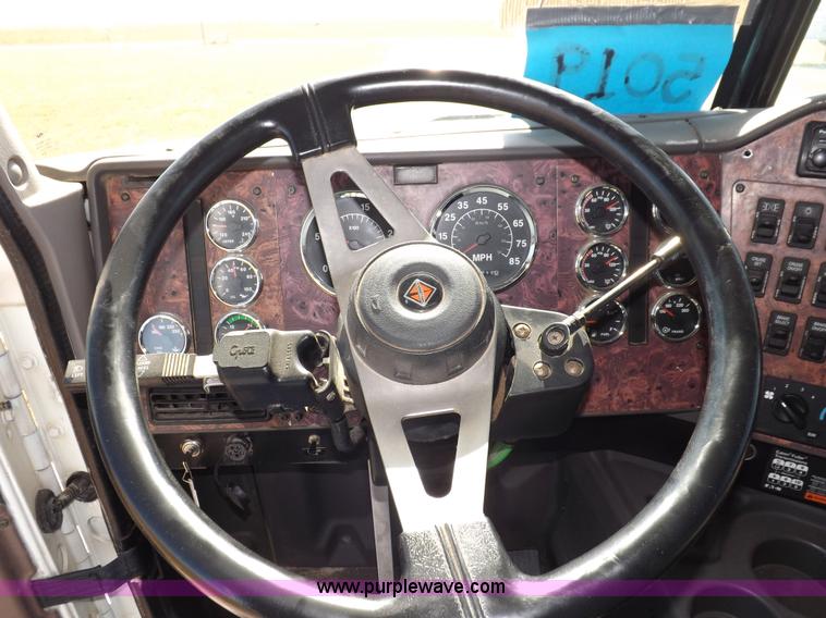 image for item I8391 2002 International 9200i semi truck