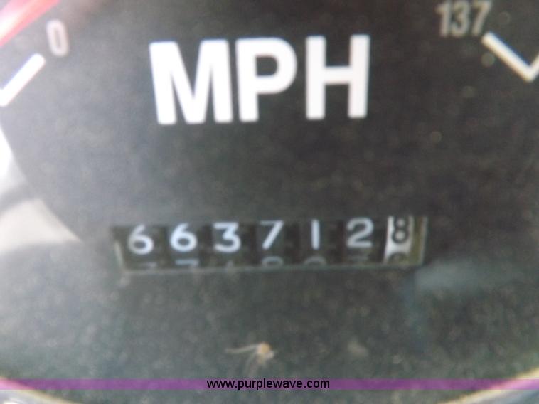 image for item I8391 2002 International 9200i semi truck