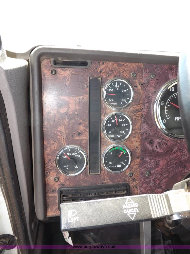 image for item I8391 2002 International 9200i semi truck