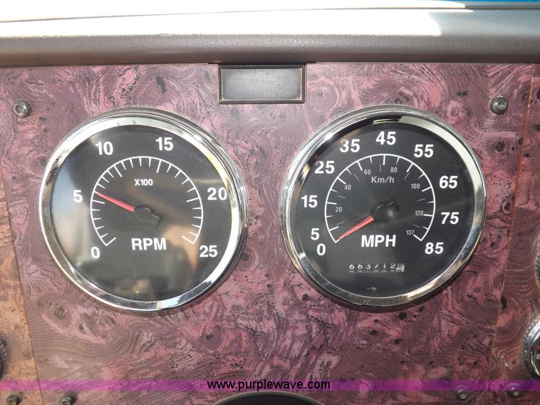 image for item I8391 2002 International 9200i semi truck