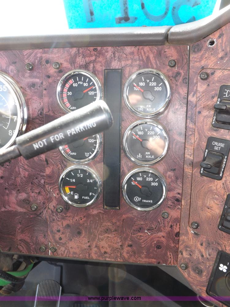 image for item I8391 2002 International 9200i semi truck