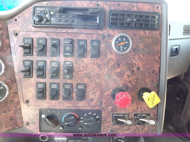 image for item I8391 2002 International 9200i semi truck