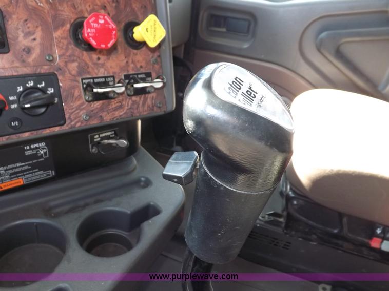 image for item I8391 2002 International 9200i semi truck