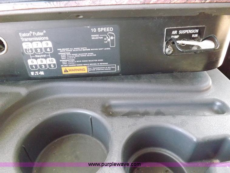 image for item I8391 2002 International 9200i semi truck